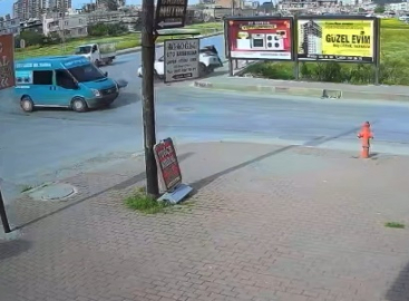 Kazada savrulan otomobilin kaldırımda çarptığı yaya, öldü