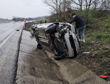 Bursa'da otomobil yağmur suyu kanalına düştü: 2 yaralı