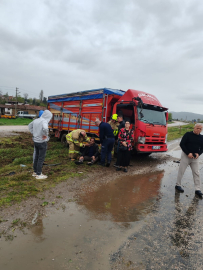 Kontrolden çıkan kamyonet su kanalına çarptı; 2 yaralı