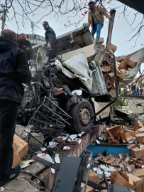 Ankara'da parkın duvarına çarpan TIR'ın şoförü öldü