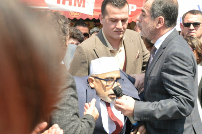 Alpaslan Türkeş lokma hayrında din görevlisi dua ederken fenalaştı