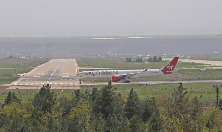 Yolcusu rahatsızlanınca acil iniş yapıp, arızalanan İngiliz uçağı yeniden havalandı