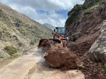 Batman'da heyelanlardan kapanan 60 yoldan 30'u açıldı