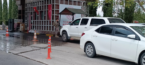 Gaziantep Havalimanı uygulama noktasında arbede sırasında ateş açıldı; 1'i polis, 2 yaralı