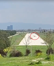 Çift kişilik uçağın pervanesi iniş sırasında piste çarptı; 2 yaralı