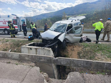 Hafif ticari araç, beton menfeze çarptı; 1 ölü, 2 yaralı