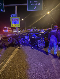 Otomobil bariyerlere çarptı; 1 ölü, 3 yaralı