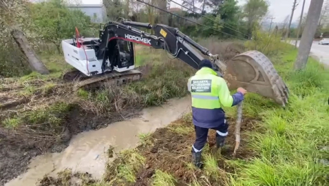 Sapanca Gölü'ne akan derede görülen atık madde temizlendi