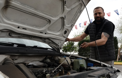 Arızalanan aracını, gaz koluna ip bağlayıp, 1,5 kilometre uzaklıktaki sanayiye götürdü
