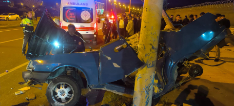 Mardin'de, direğe çarpan otomobilin sürücüsü ağır yaralandı