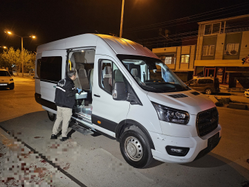 Servis minibüsünde, iş arkadaşı tarafından boynundan bıçaklandı