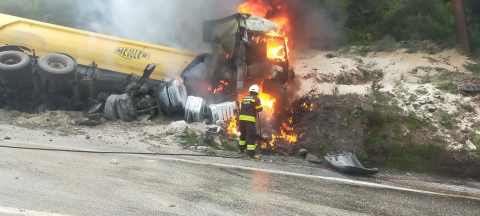 Devrilip alev alan hafriyat kamyonunun şoförü öldü