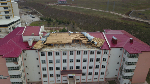 Bitlis'te fırtına okulun çatısını uçurdu