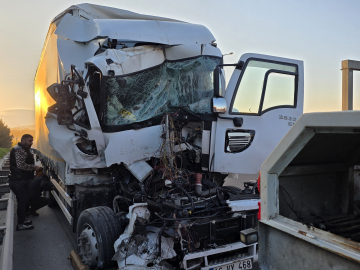 Kocaeli'de TIR'a çarpan kamyonun şoförü yaralandı