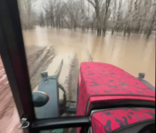 Karlıova'da sağanak; Peri Suyu Çayı taştı, araziler su altında kaldı