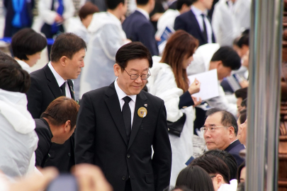 Güney Kore'de ana muhalefet lideri Lee, seçim öncesi parti başkanlığından istifa etti