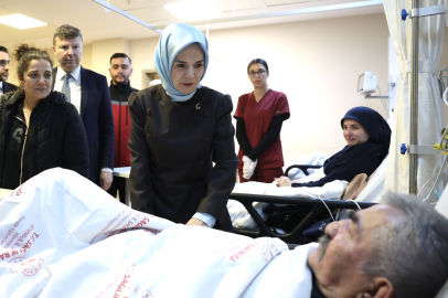 Bakan Göktaş, Maltepe Huzurevi'ndeki yangından etkilenenleri hastanede ziyaret etti