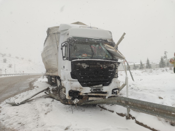 Karda kayan TIR şantiye ofisine çarptı; 1 yaralı
