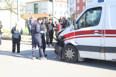 Antalya'da ambulans ile otomobil çarpıştı; 3 yaralı