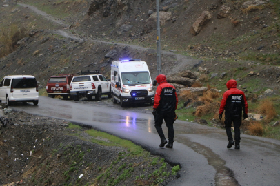 Komşuları kayıp ihbarında bulundu; eşinin akıntıya kapıldığı derenin çevresinde aranıyor