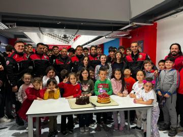 Okulda kavga ihbara giden polislere öğrencilerden pastalı sürpriz