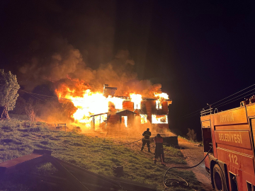 Artvin'de 2 katlı ahşap ev, alev alev yandı