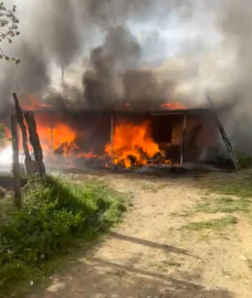1 yıl önce eşi ölen 2 çocuk annesinin evi yandı, komşuları yardım çağrısında bulundu