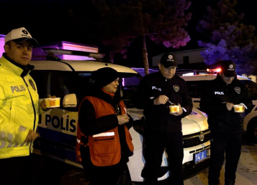 Kızılay’dan soğukta görev yapan polislere sıcak çorbalı kutlama