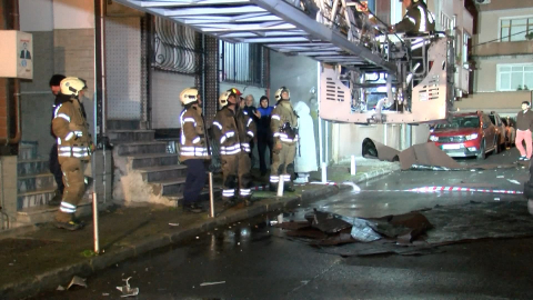 İstanbul'da fırtına etkili oldu; çatılar uçtu, elektrik telleri koptu