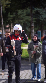 Öğrencilerin polislere kavgalı sürprizi kamerada