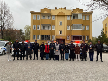 Ev hanımlarından polislere sürpriz