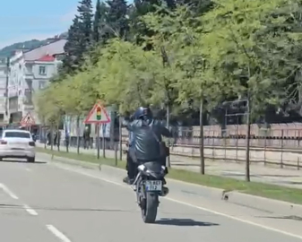 Motosikletini tek teker üstünde kullanan sürücüye 8 bin TL ceza