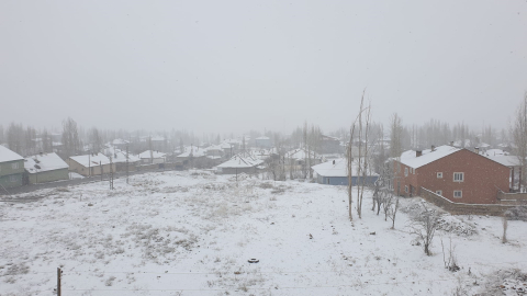 Başkale'de kar yağışı etkili oldu