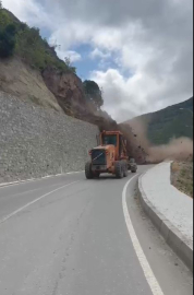 Artvin’de operatörün heyelandan son anda kurtulduğu anlar kamerada