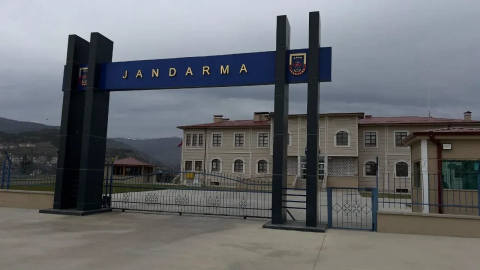 Kendilerini jandarma personeli olarak tanıtan 3 dolandırıcıyı, jandarma yakaladı