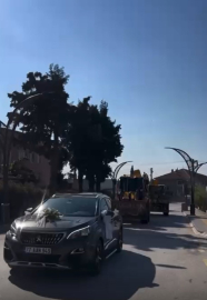 Kepçe operatörü damada, iş makineleri ve traktörlerle düğün konvoyu