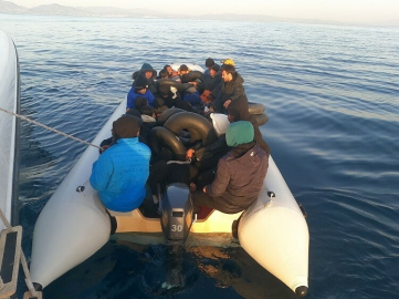 İzmir'de 10'u çocuk 29 kaçak göçmen yakalandı