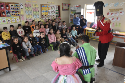 Köy okulundaki çocuklar ilk kez tiyatro ile buluştu