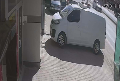 Yaşı küçük sürücünün ortaokul öğrencilerine çarptığı kaza kamerada: 1 ölü, 1 yaralı (2)