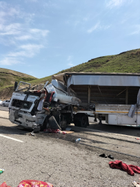 Batman'da 2 TIR kafa kafaya çarpıştı; 1 ölü, 1 yaralı