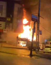 İstanbul- Başakşehir'de 4 katlı iş merkezinde yangın; 6 iş yeri ile 2 araç kullanılamaz hale geldi