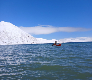 Karlar eridi, 2 bin 241 rakımdaki Balık Gölü baharla birlikte canlandı