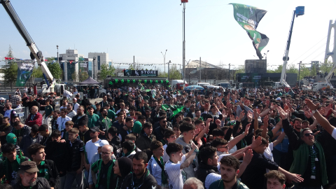 Süper Lig’i garantileyen Kocaelispor’u, taraftar kutlama yapmak için bekliyor
