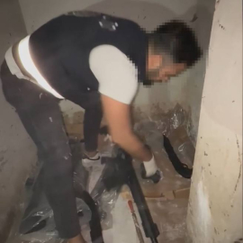 İstanbul - Büyükçekmece'de uygulamada polis tarafından durduruldu; evinden cephanelik çıktı