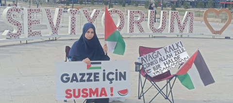 Üniversiteli Havva'dan tek kişilik protesto eylemi; Gazze için susma