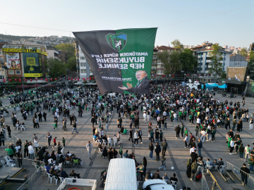 Süper Lig’i garantileyen Kocaelispor’u, taraftar kutlama yapmak için bekliyor / Ek fotoğraflar