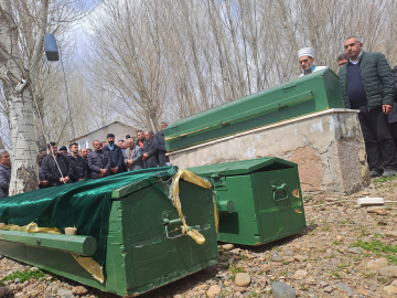 Otomobil diğere çarptı; baba ve 2 kızı hayatını kaybetti