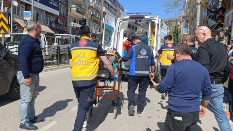 Yaya geçidine 10 metre uzaklıkta otomobilin çarptığı yaya yaralandı; kaza anı kamerada