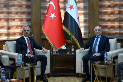 Bakan Uraloğlu, Suriye Ulaştırma Bakanı Bedir ile bir araya geldi