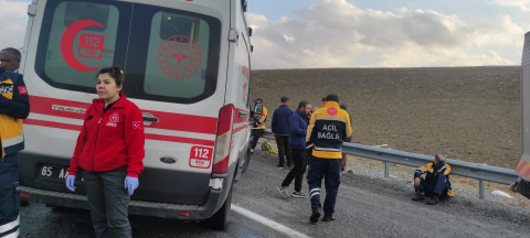 Van'da kamyonla yolcu minibüsü çarpıştı; 7 ölü, 12 yaralı (3)